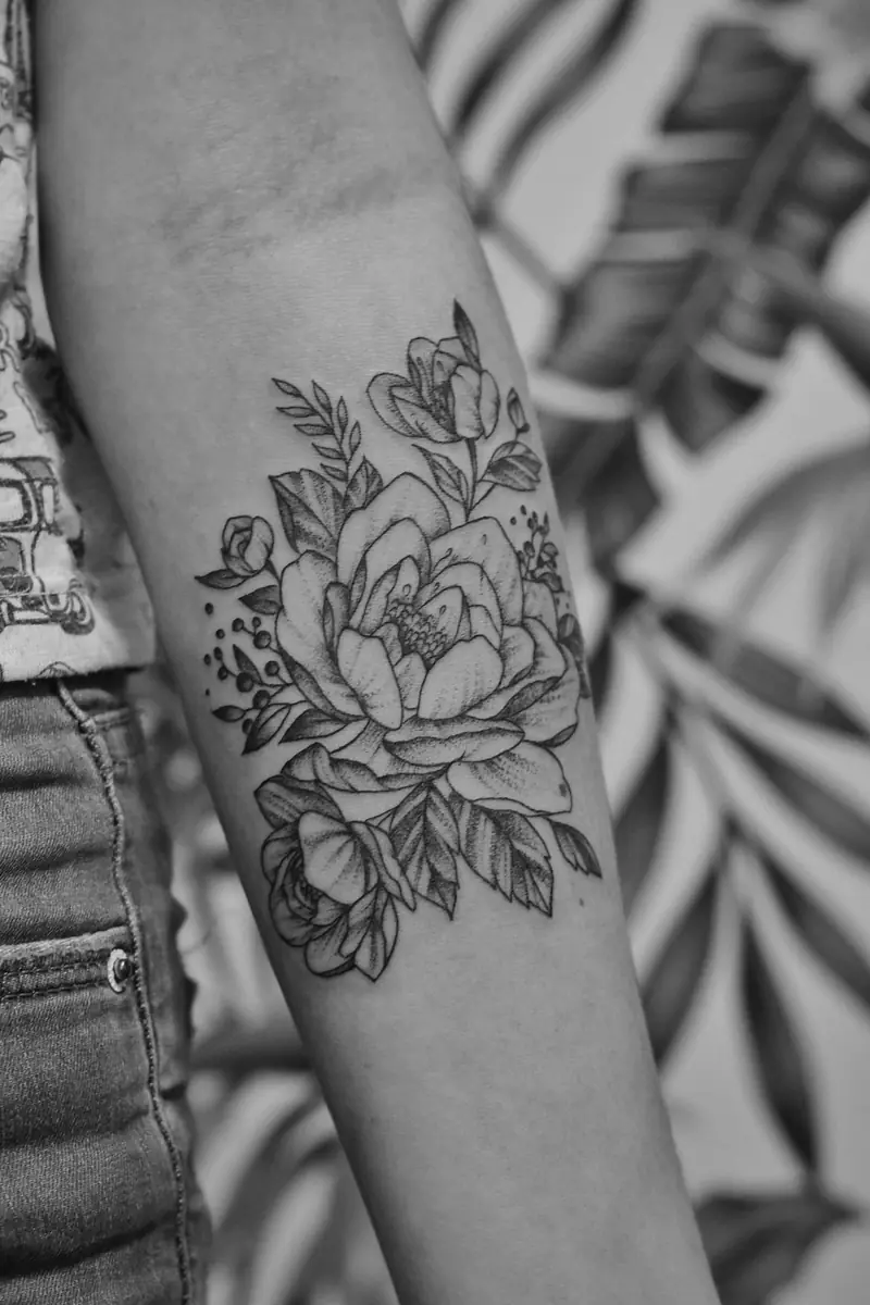 Тонка графічна тату на передпліччі